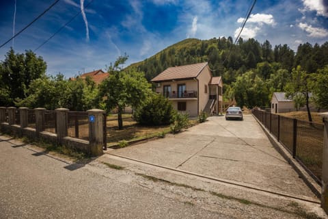 Property building, Spring, Day, Neighbourhood, Natural landscape, Mountain view, Parking
