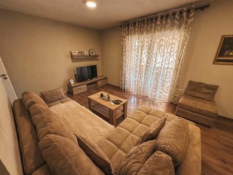 Communal lounge/ TV room, TV and multimedia, Living room, Seating area, Evening entertainment