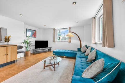 TV and multimedia, Living room, Seating area, Evening entertainment