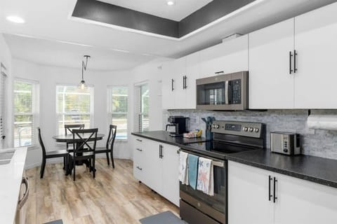 Spring Hill, 4 Bedroom, Pool, Golf Course! House in Florida