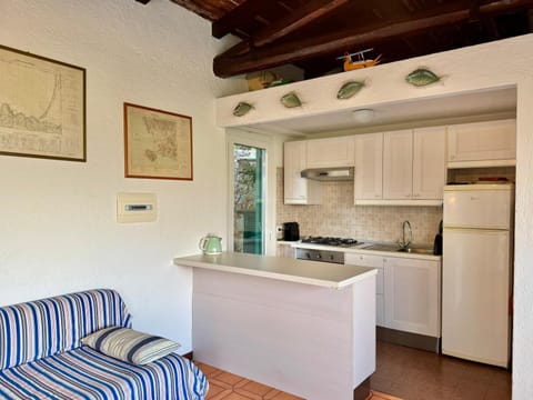 Kitchen or kitchenette, Living room, Seating area, oven, stove