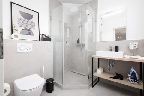 Shower, Toilet, Bathroom, towels