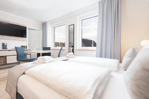 Bed, TV and multimedia, Photo of the whole room, Bedroom