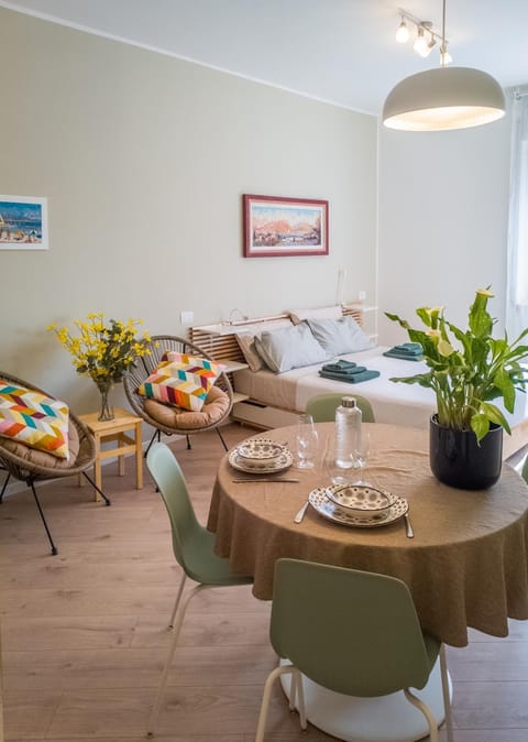 Bed, Living room, Seating area, Dining area, Bedroom