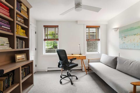 Rare Private Deck Dog Friendly Walk to Harbor House in Provincetown