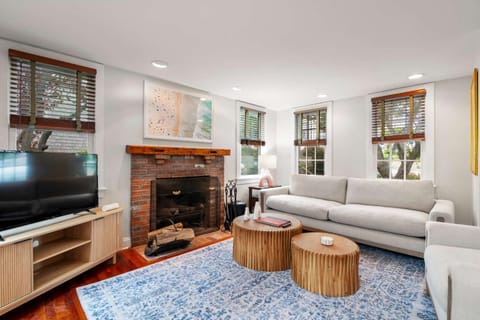 Rare Private Deck Dog Friendly Walk to Harbor House in Provincetown