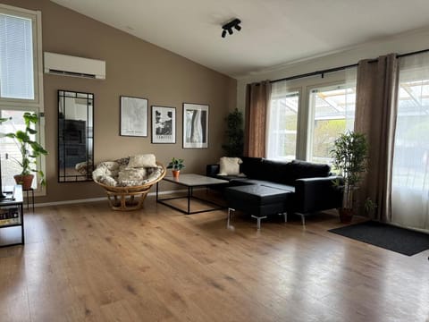 TV and multimedia, Living room, Seating area, air conditioner