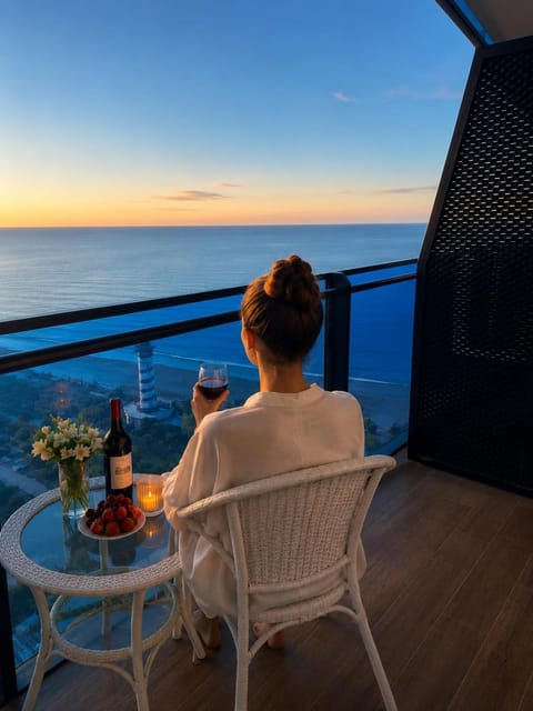 People, Natural landscape, View (from property/room), Balcony/Terrace, Food and drinks, Dining area, Food, Sea view, Drinks, Alcoholic drinks, group of guests
