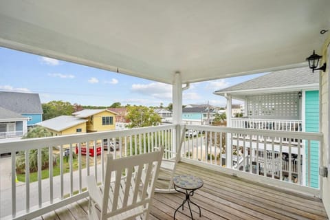 Paradise Palms. Palm trees, a salty breeze, and balconies House in Kure Beach