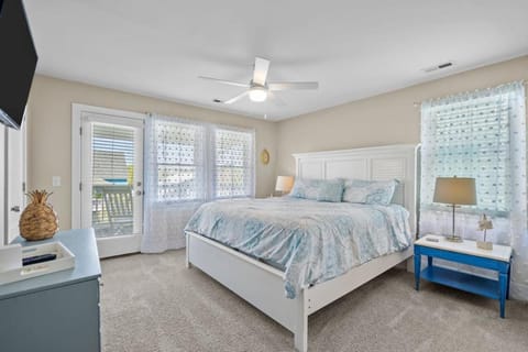 Paradise Palms. Palm trees, a salty breeze, and balconies House in Kure Beach