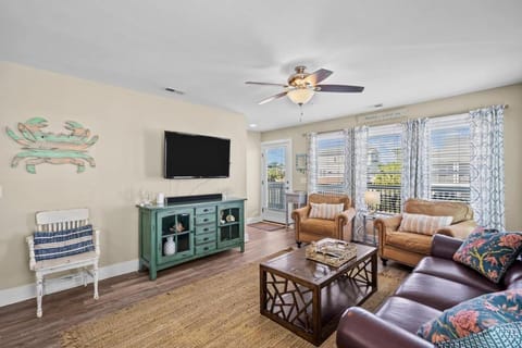 Paradise Palms. Palm trees, a salty breeze, and balconies House in Kure Beach