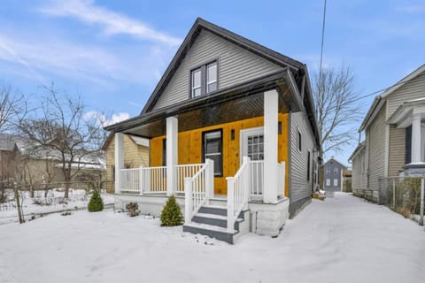 Tremont Jewel Group Stay in the Heart of Tremont House in Cleveland Heights