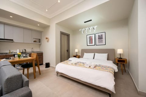 Bed, Photo of the whole room, Seating area