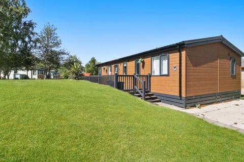 Property building, Spring, Day, Natural landscape, Garden, Garden view