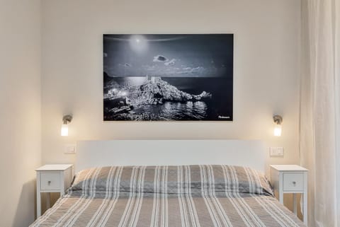 Bed, Photo of the whole room, Decorative detail, Bedroom