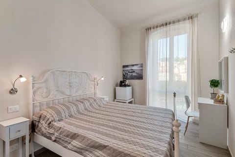 TV and multimedia, Photo of the whole room, Bedroom