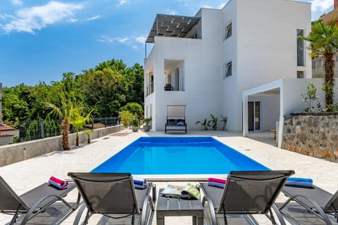 Property building, Patio, Day, Balcony/Terrace, Pool view, Swimming pool, sunbed
