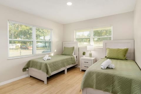 Spacious Duplex Zephyrhills #2 House in Zephyrhills