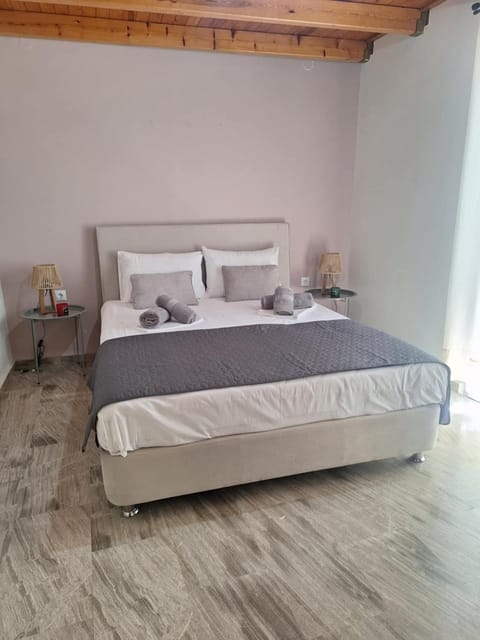Georgia's Family House - Kalamata Centre Apartment in Messenia