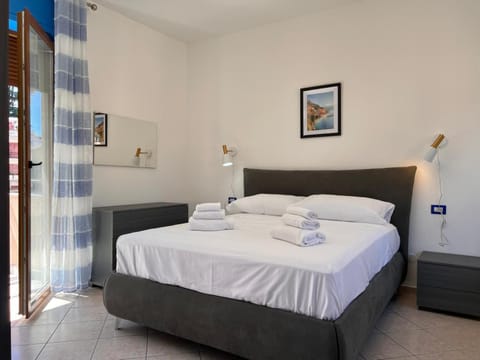 Photo of the whole room, Bedroom, towels