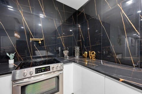 Galleria Saltwater POOL -Sleeps 20 House in Houston