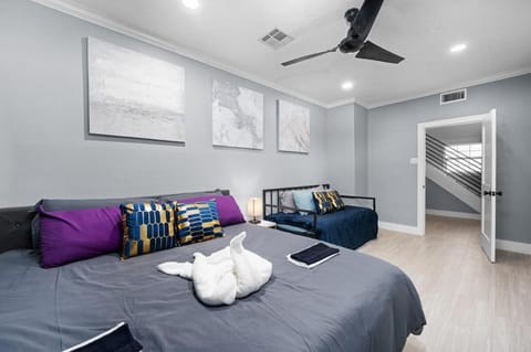 Galleria Saltwater POOL -Sleeps 20 House in Houston