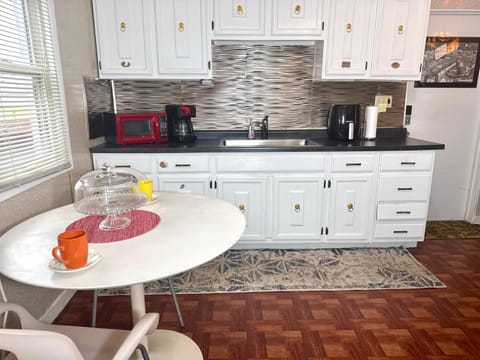 Kitchen or kitchenette, Dining area, pet friendly