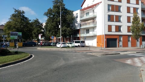 Property building, Day, Neighbourhood, Street view, Location, Parking