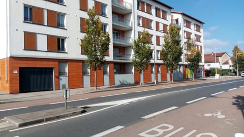 Property building, Day, Neighbourhood, Street view