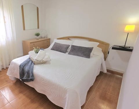Photo of the whole room, Bedroom