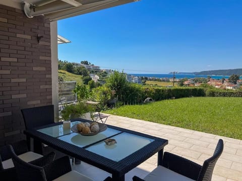 Patio, Day, Natural landscape, Balcony/Terrace, Seating area, Dining area, Sea view
