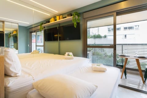 Bed, TV and multimedia, Balcony/Terrace, Photo of the whole room, Bedroom, towels