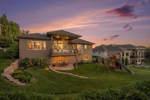 Luxury Stay with Golf Simulator and 3 King Bedrooms House in Omaha