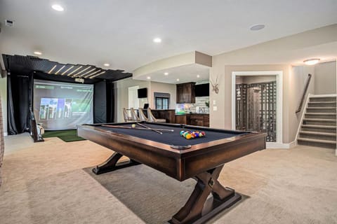 Luxury Stay with Golf Simulator and 3 King Bedrooms House in Omaha