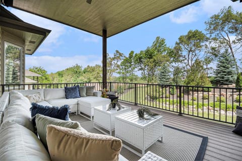 Luxury Stay with Golf Simulator and 3 King Bedrooms House in Omaha