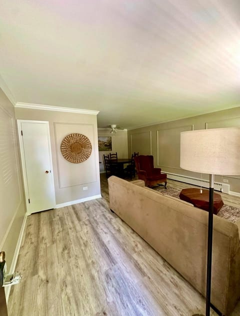 Oak Park Oasis Near Chicago Apartment in Oak Park