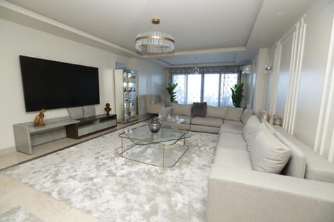 Communal lounge/ TV room, TV and multimedia, Living room, Seating area, Evening entertainment