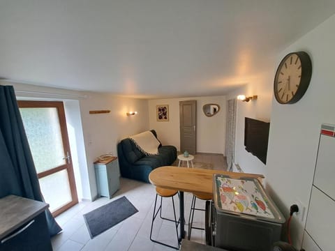 TV and multimedia, Seating area, Dining area