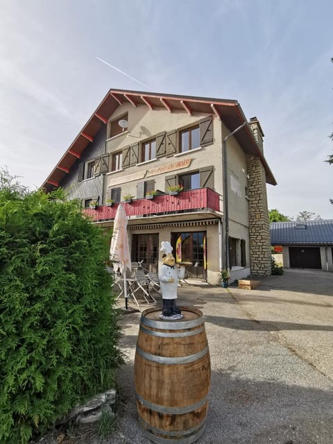 Property building, Patio, Restaurant/places to eat