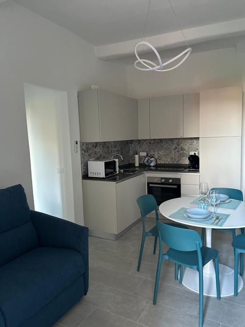 Kitchen or kitchenette, Seating area, Dining area
