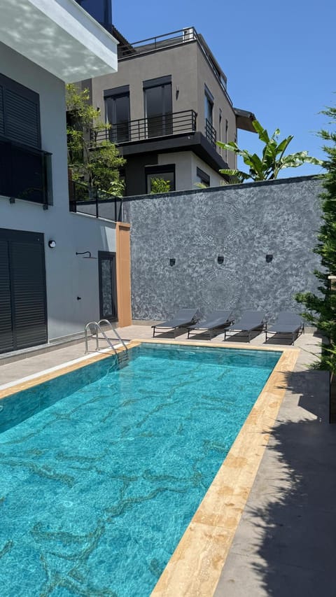 Property building, Day, Pool view, Swimming pool, Swimming pool, sunbed