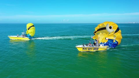 The Village Breeze 6BR with heated Pool, near Beach, 250ft to Siesta Key Village! Apartment in Siesta Key