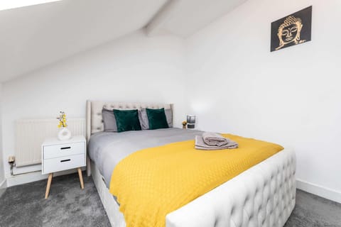 5-Bed Property Near Leeds City Center House in Leeds