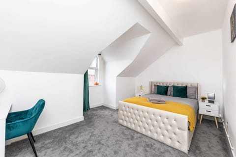 5-Bed Property Near Leeds City Center House in Leeds