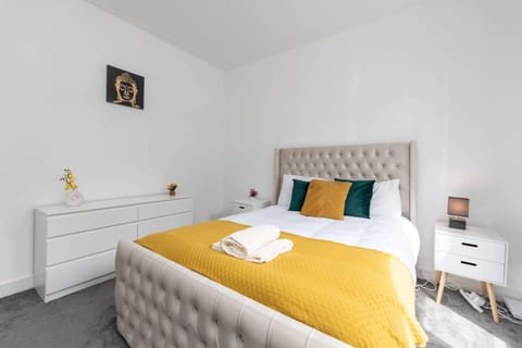 5-Bed Property Near Leeds City Center House in Leeds