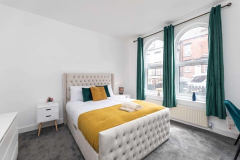 5-Bed Property Near Leeds City Center House in Leeds