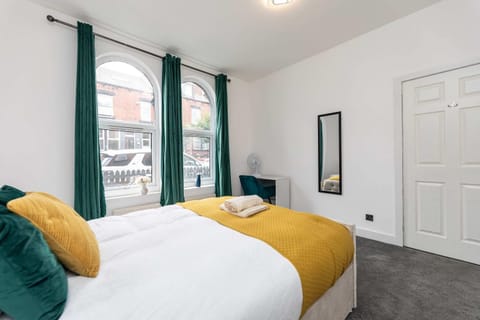 5-Bed Property Near Leeds City Center House in Leeds