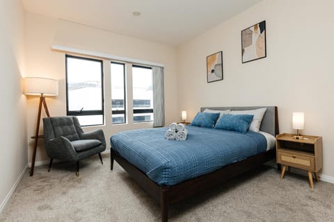 Bed, Photo of the whole room, Seating area, Bedroom, towels