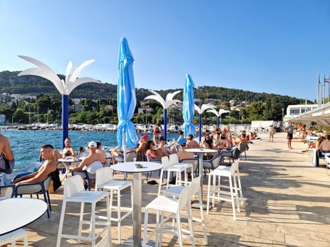 Neighbourhood, Beach, Swimming pool