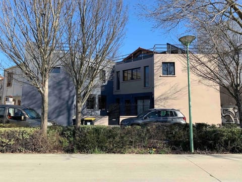 Contemporary house stadium of france Villa in Saint-Denis, France